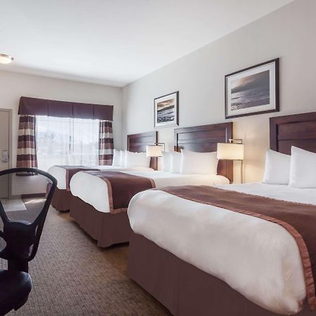 Ramada By Wyndham Creston Hotel Екстериор снимка