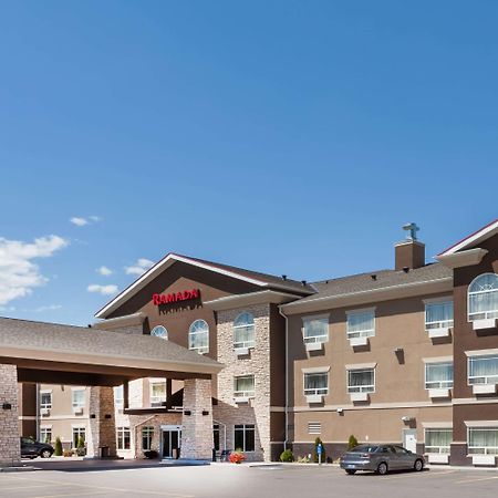 Ramada By Wyndham Creston Hotel Екстериор снимка