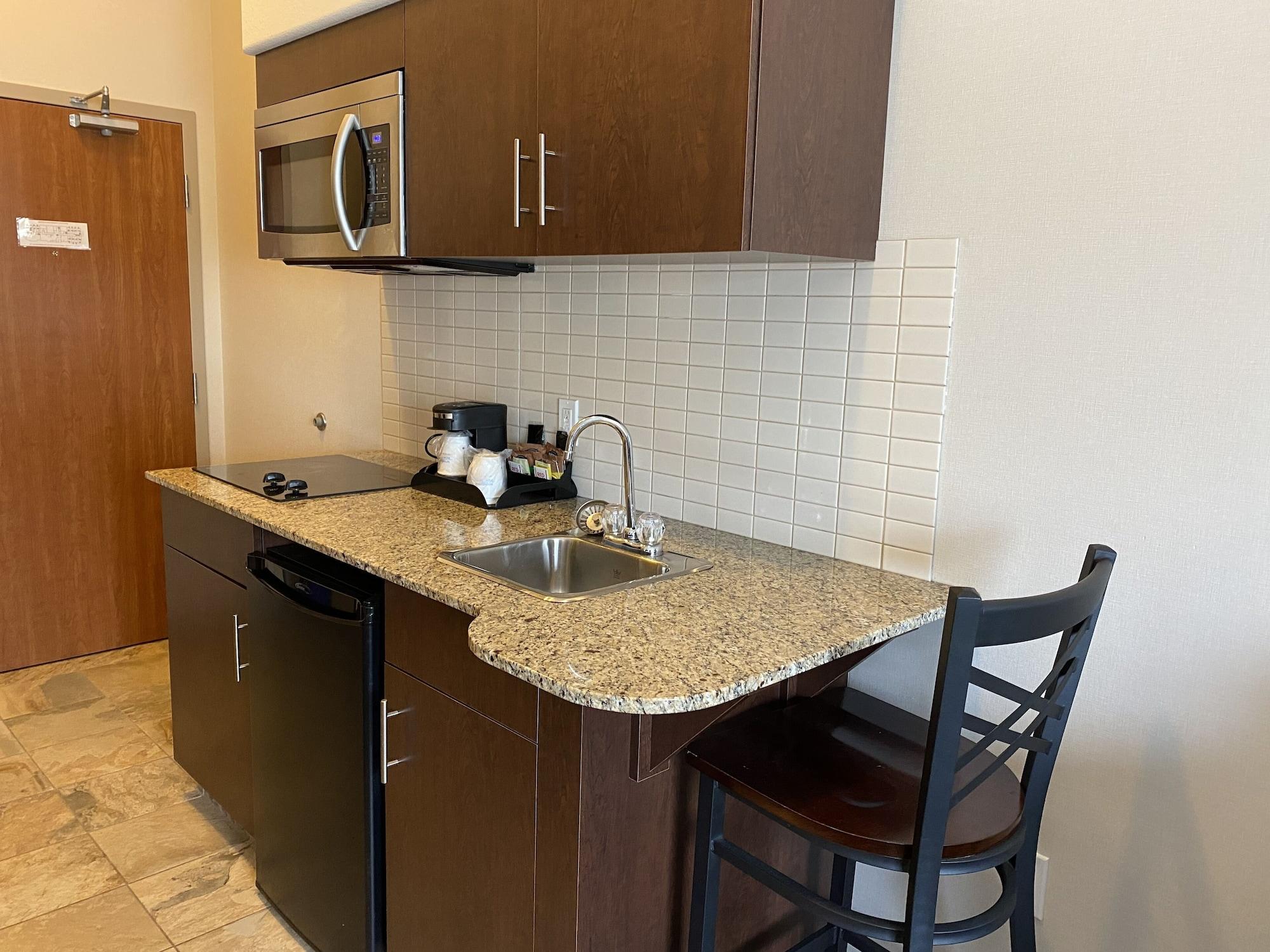 Ramada By Wyndham Creston Hotel Екстериор снимка