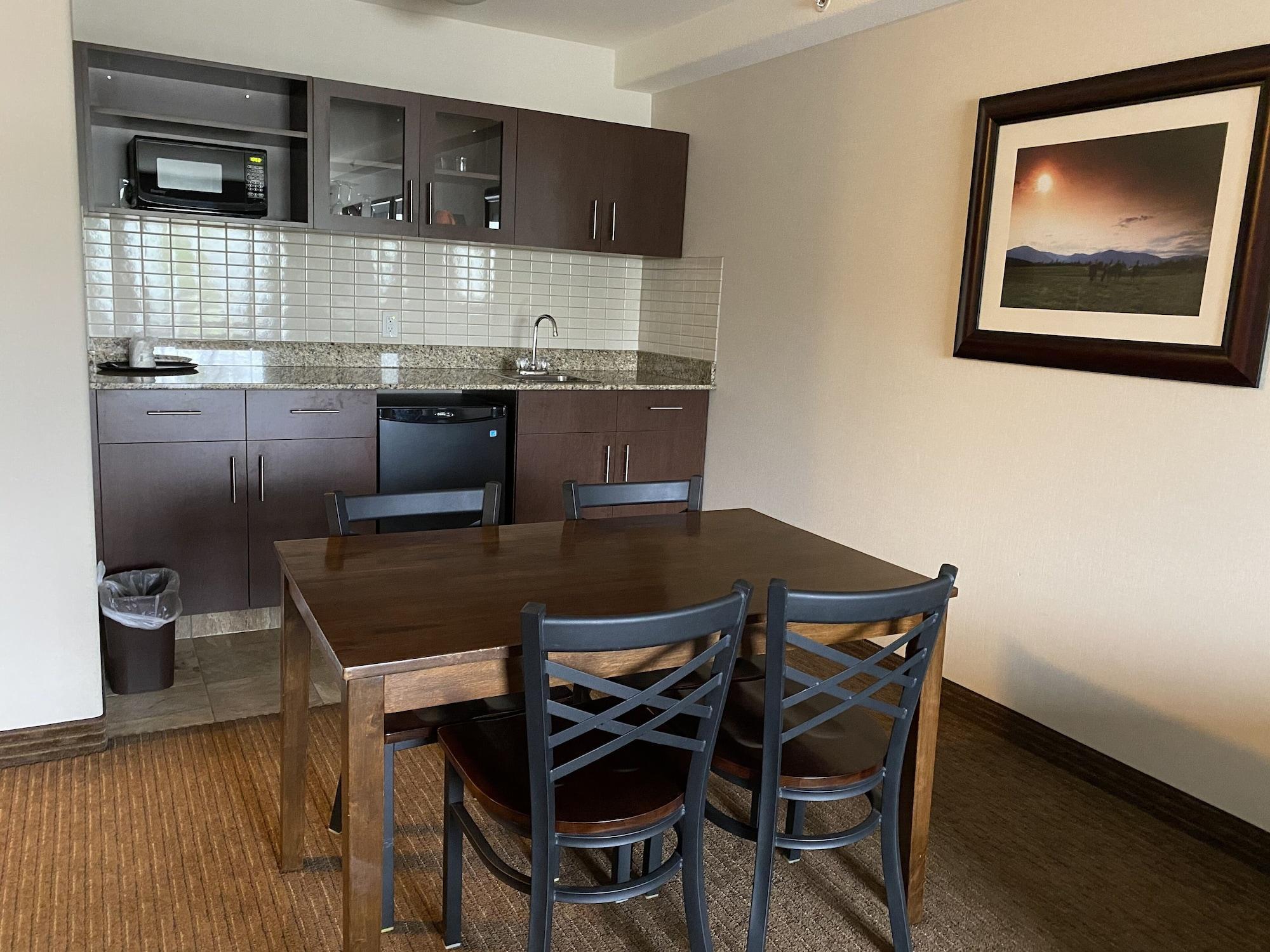 Ramada By Wyndham Creston Hotel Екстериор снимка