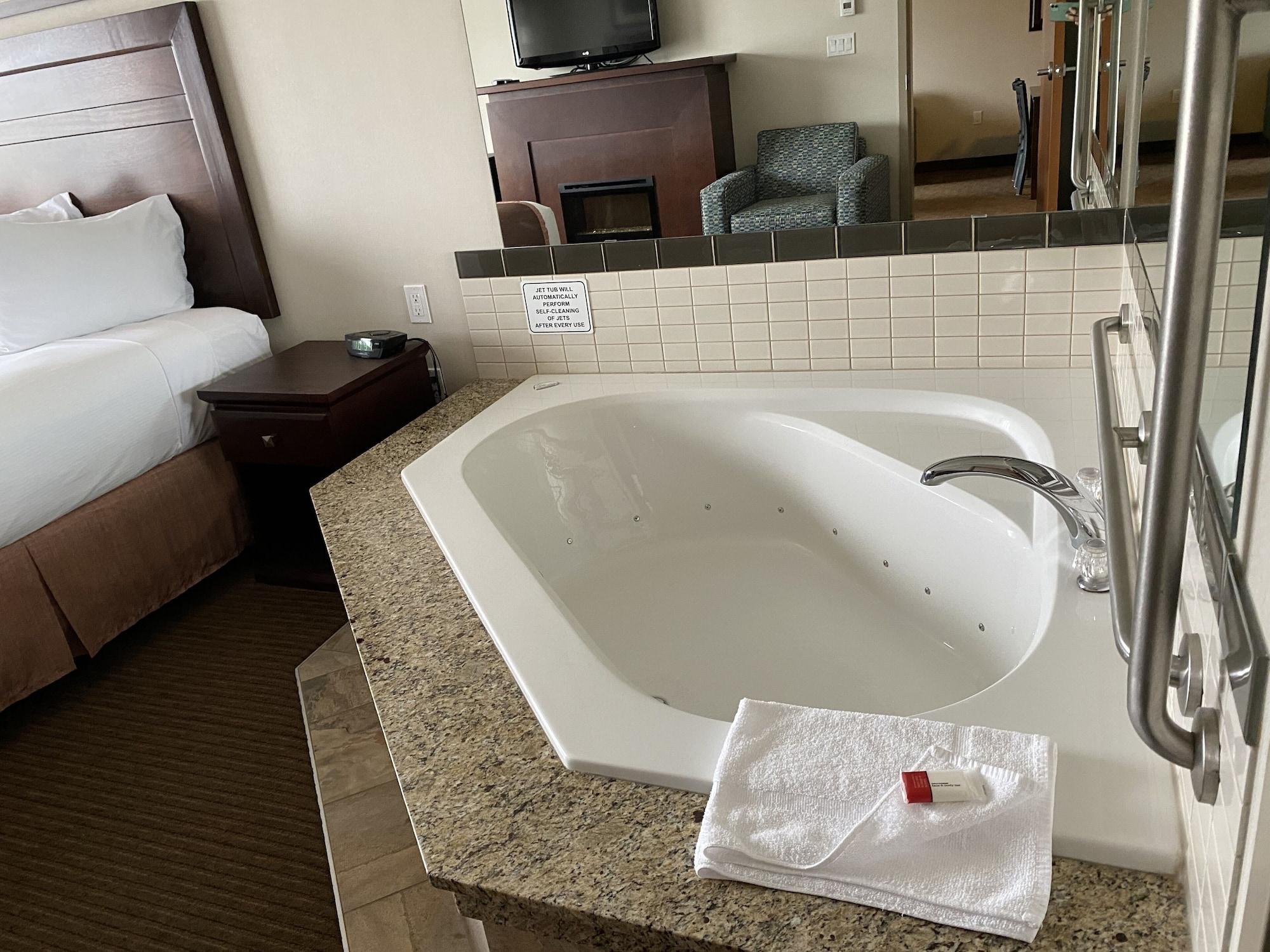 Ramada By Wyndham Creston Hotel Екстериор снимка