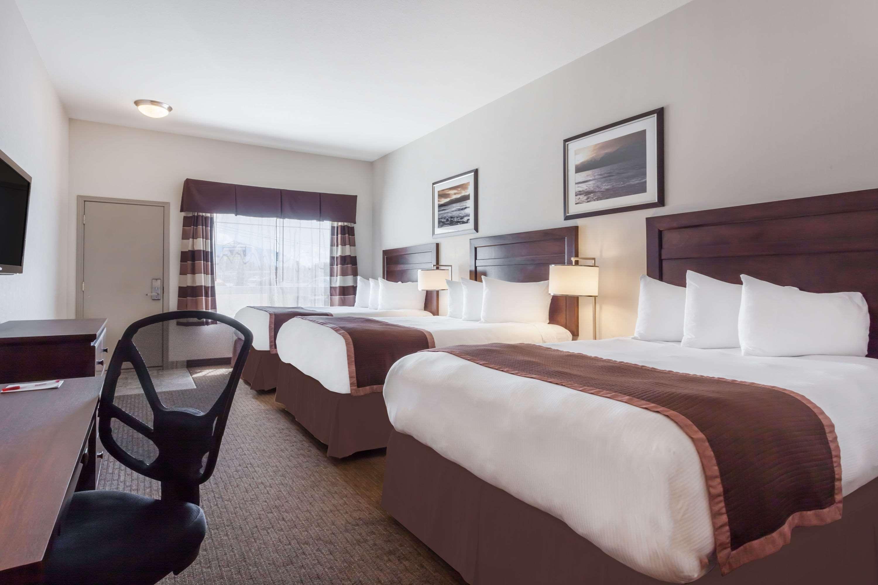 Ramada By Wyndham Creston Hotel Екстериор снимка