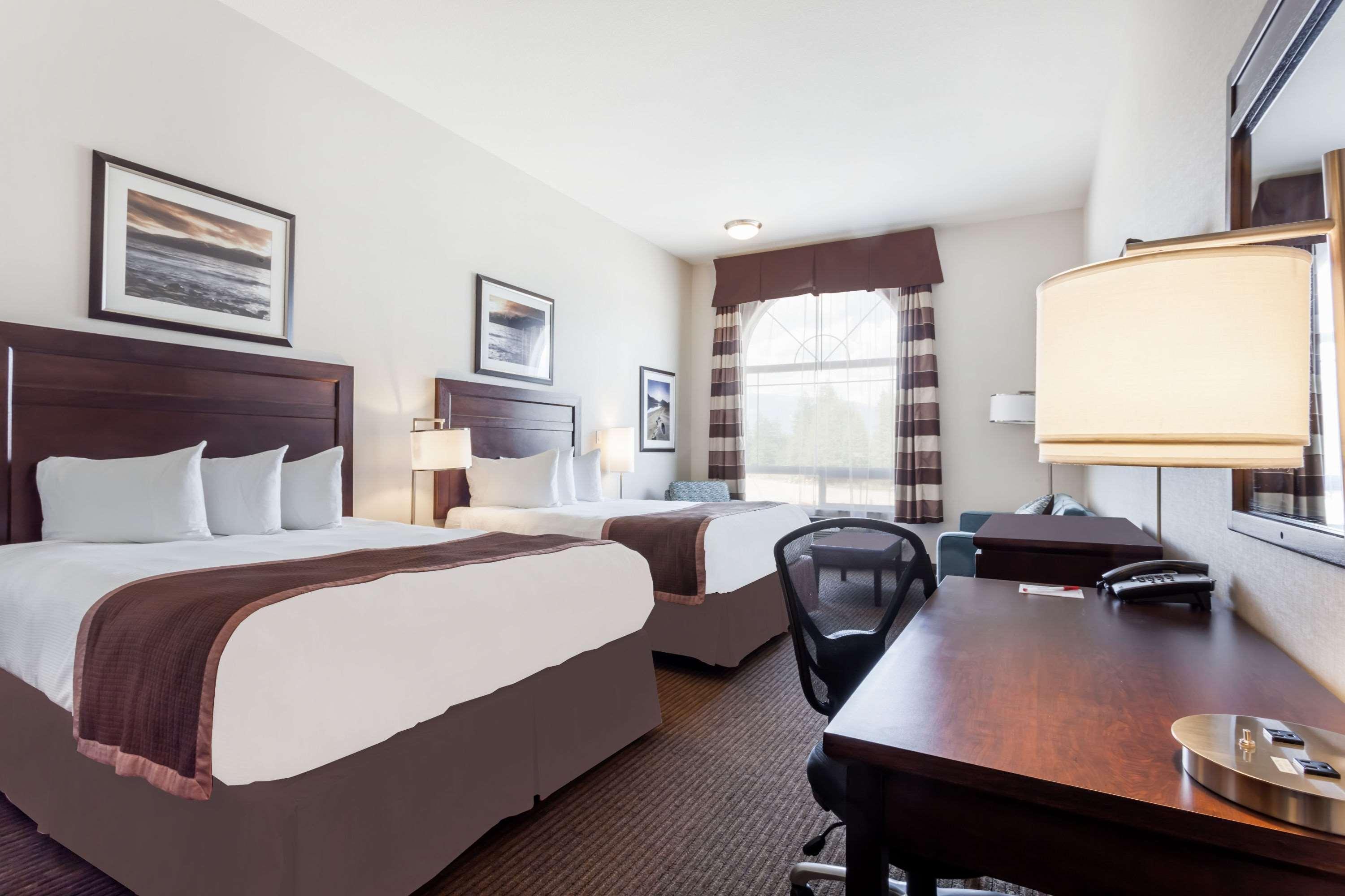 Ramada By Wyndham Creston Hotel Екстериор снимка