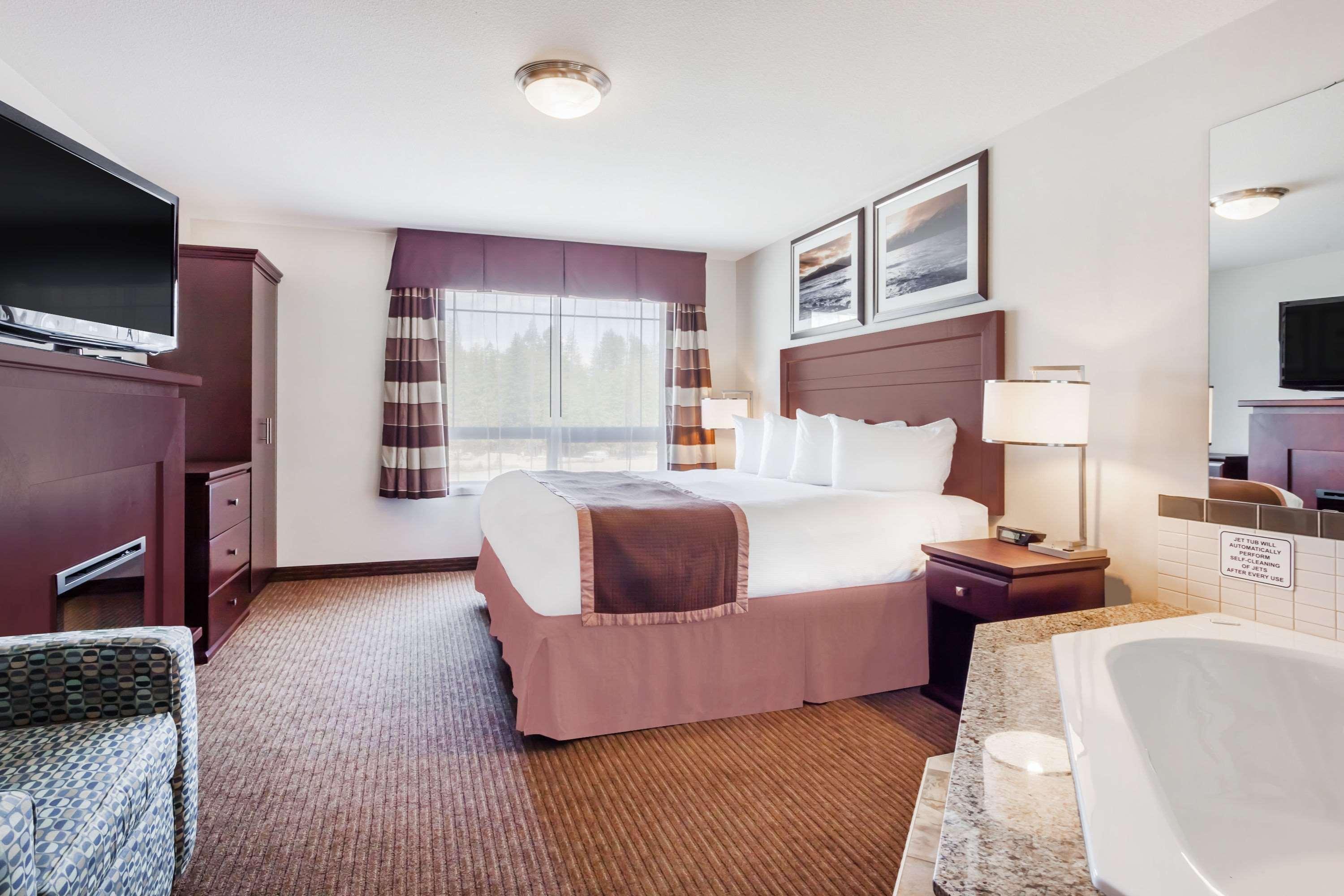 Ramada By Wyndham Creston Hotel Екстериор снимка