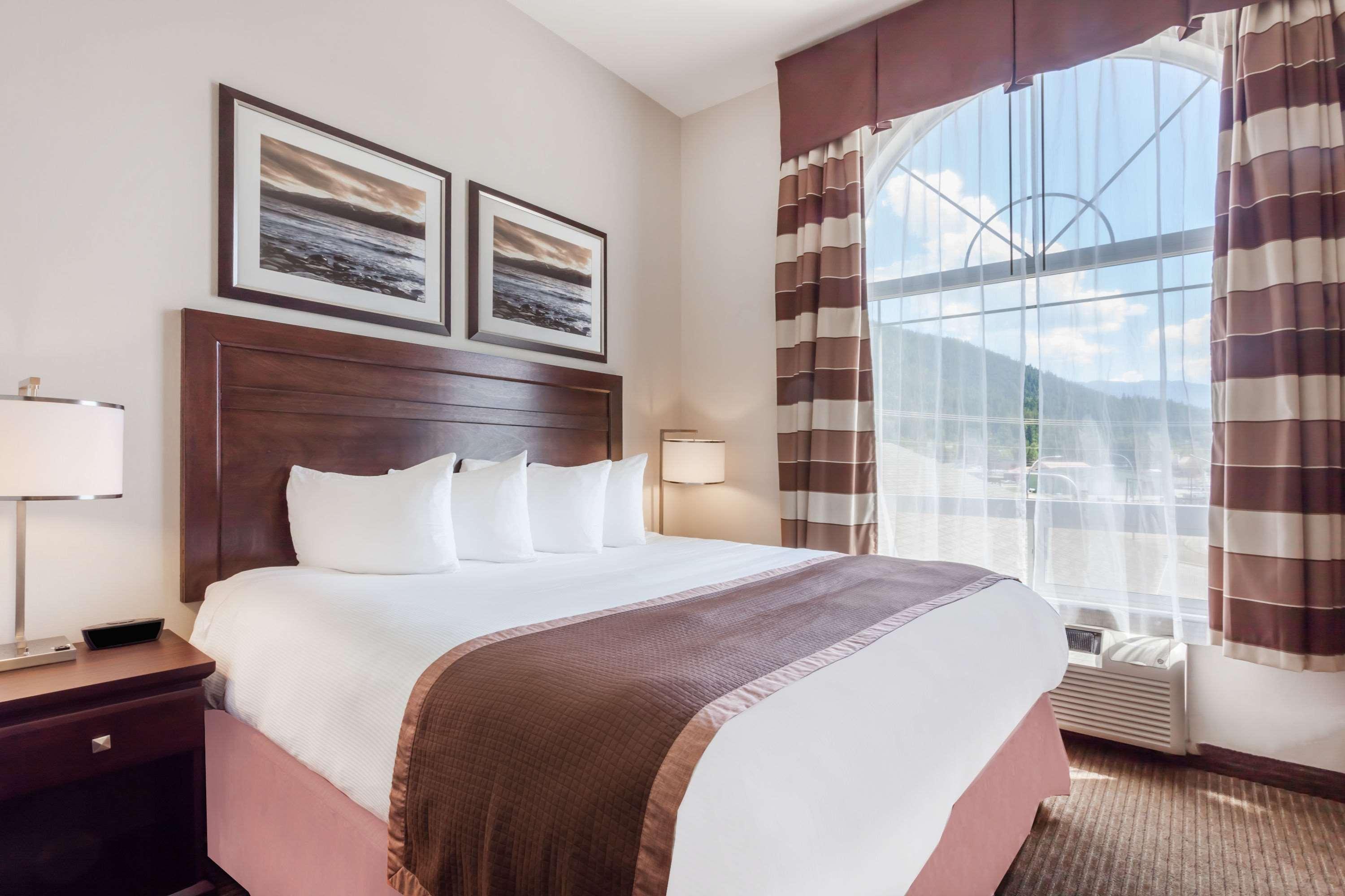 Ramada By Wyndham Creston Hotel Екстериор снимка
