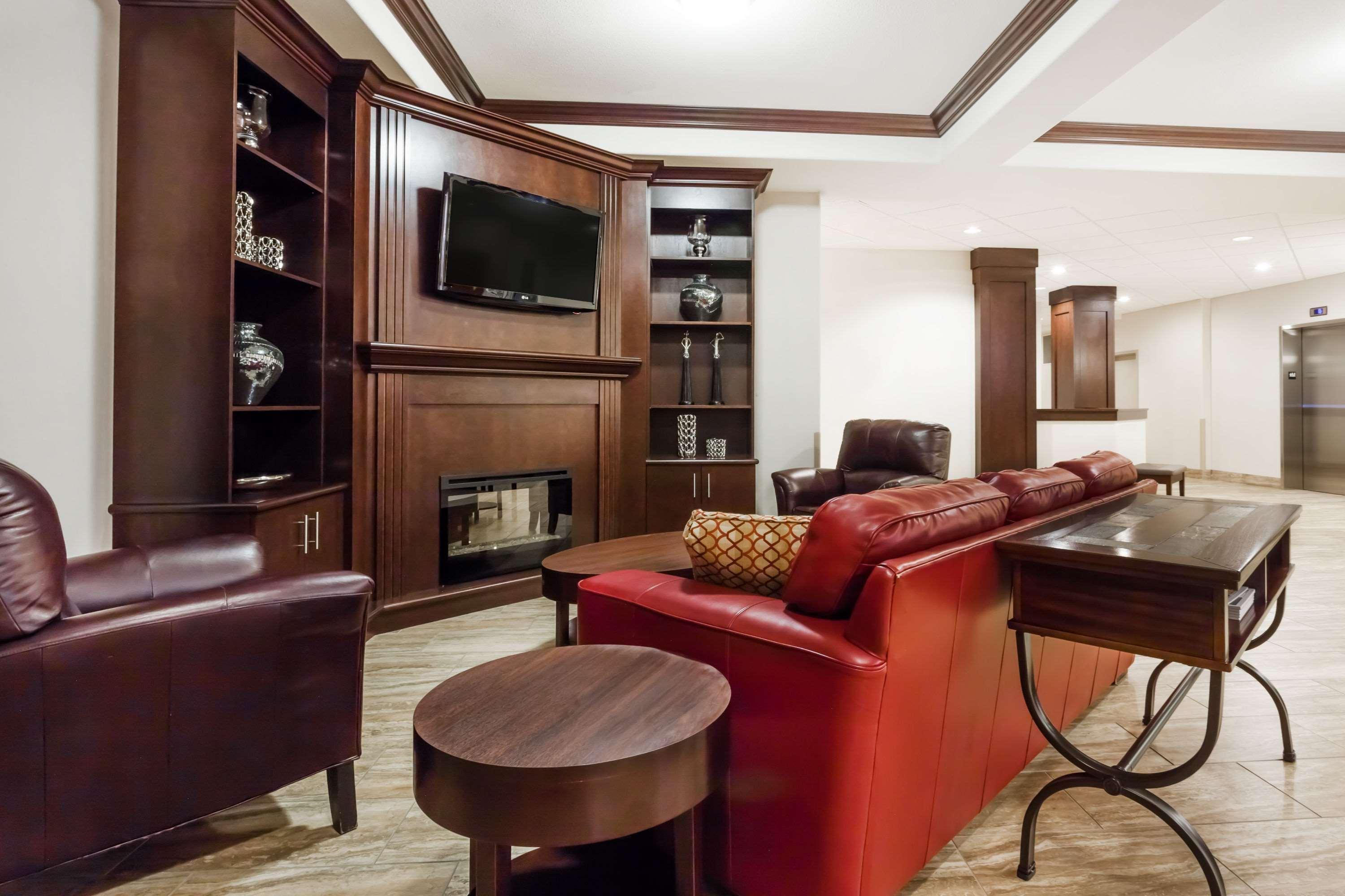 Ramada By Wyndham Creston Hotel Екстериор снимка