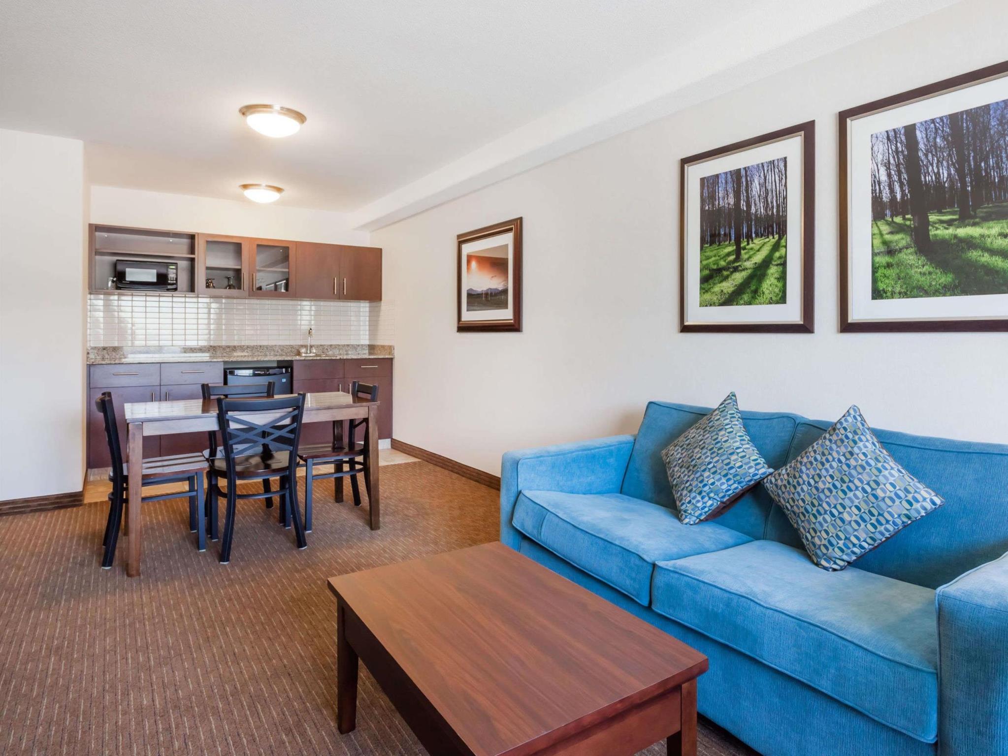 Ramada By Wyndham Creston Hotel Екстериор снимка