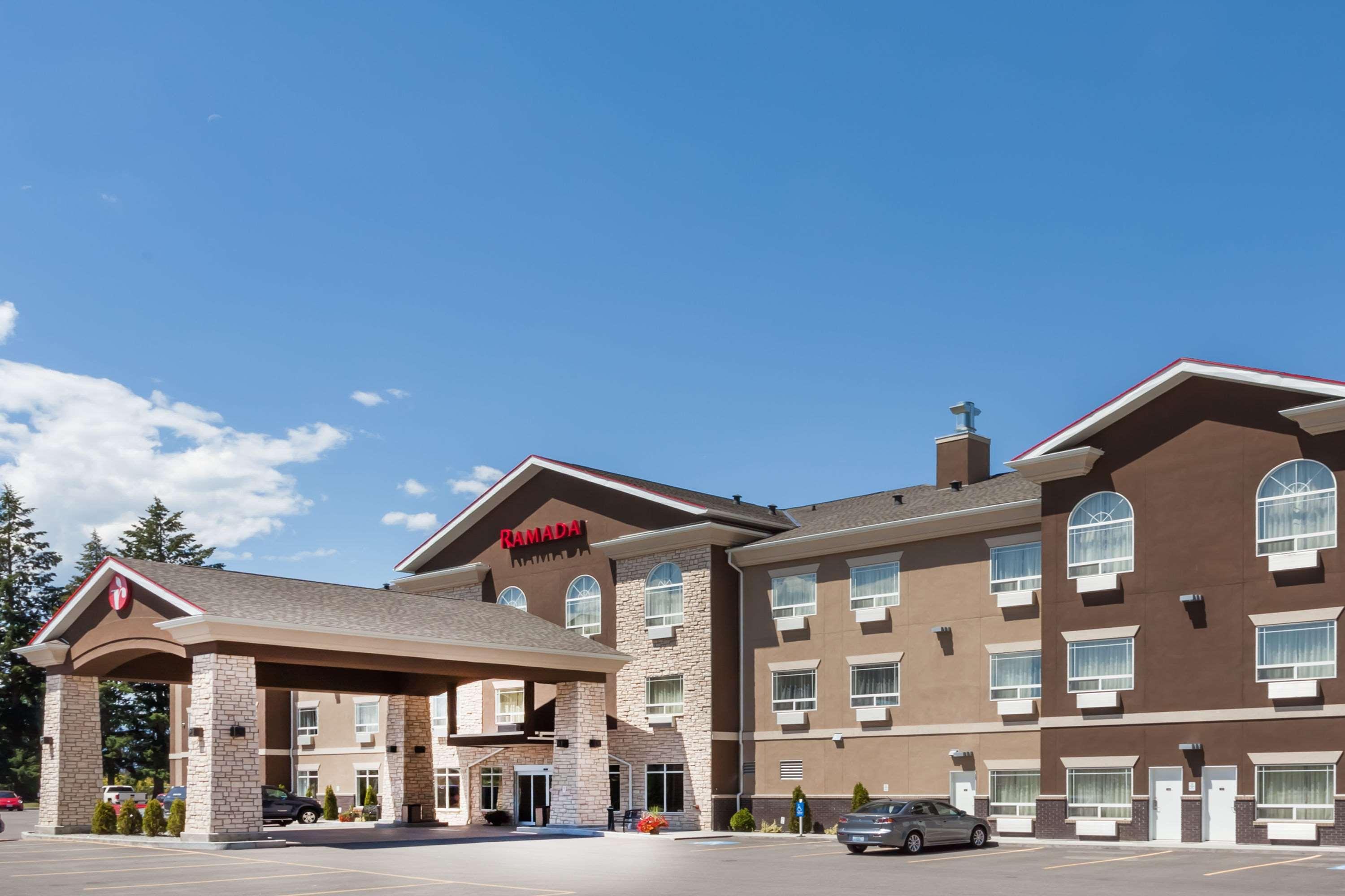 Ramada By Wyndham Creston Hotel Екстериор снимка