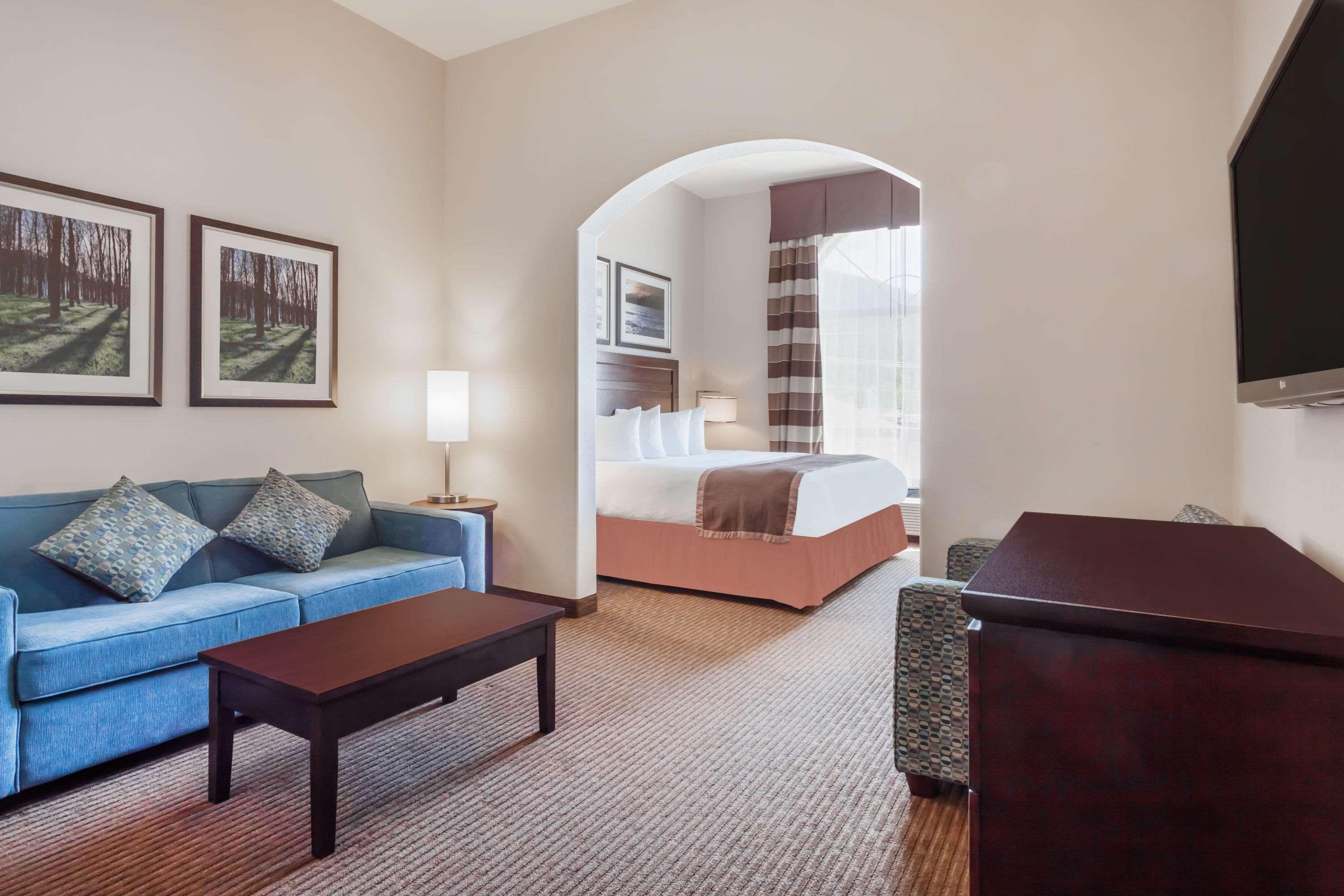Ramada By Wyndham Creston Hotel Екстериор снимка