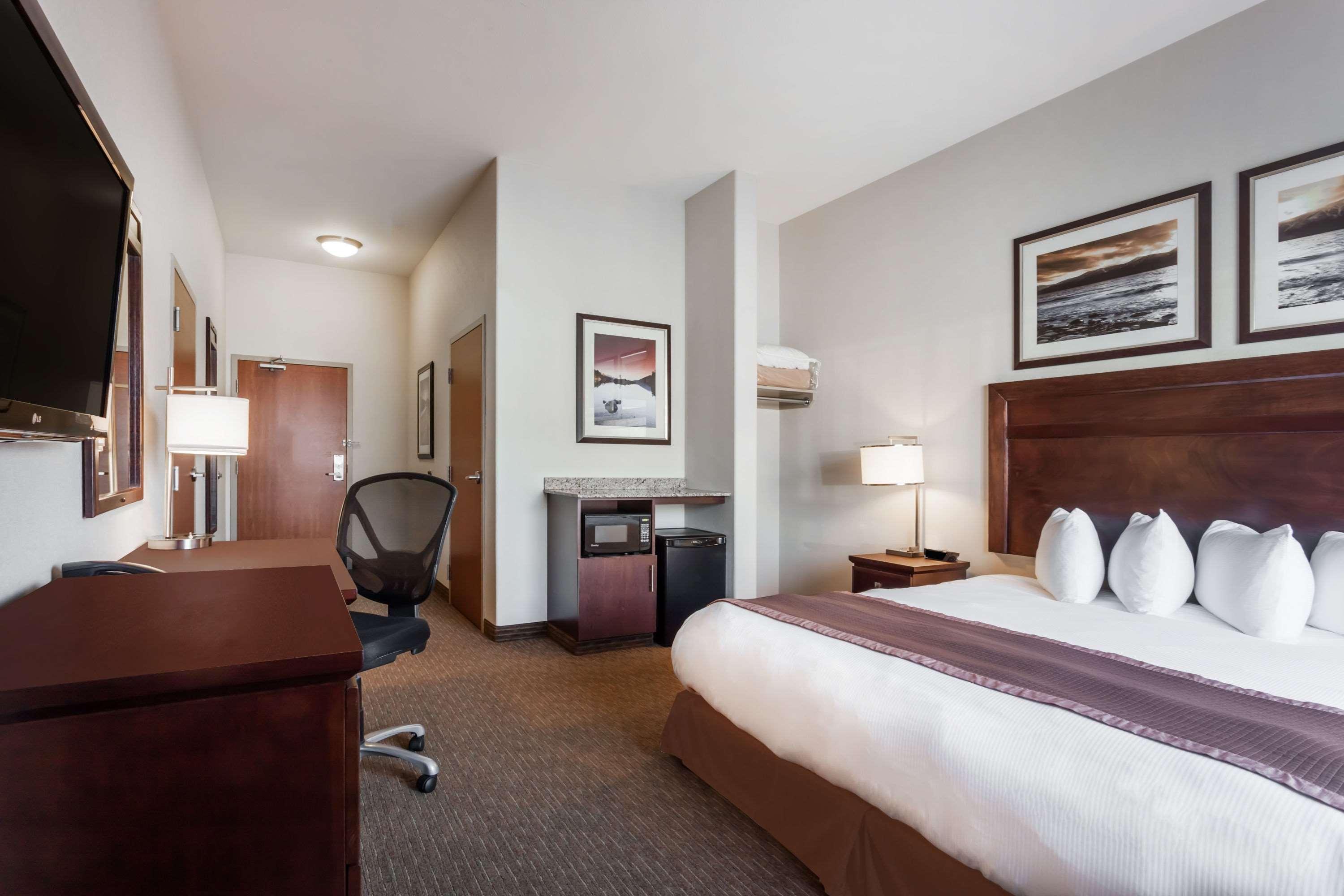 Ramada By Wyndham Creston Hotel Екстериор снимка