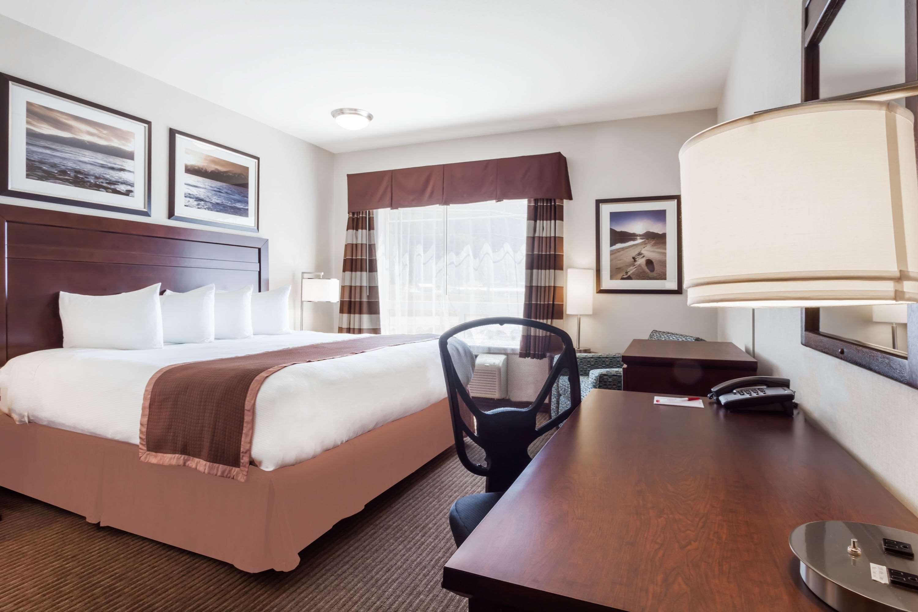 Ramada By Wyndham Creston Hotel Екстериор снимка