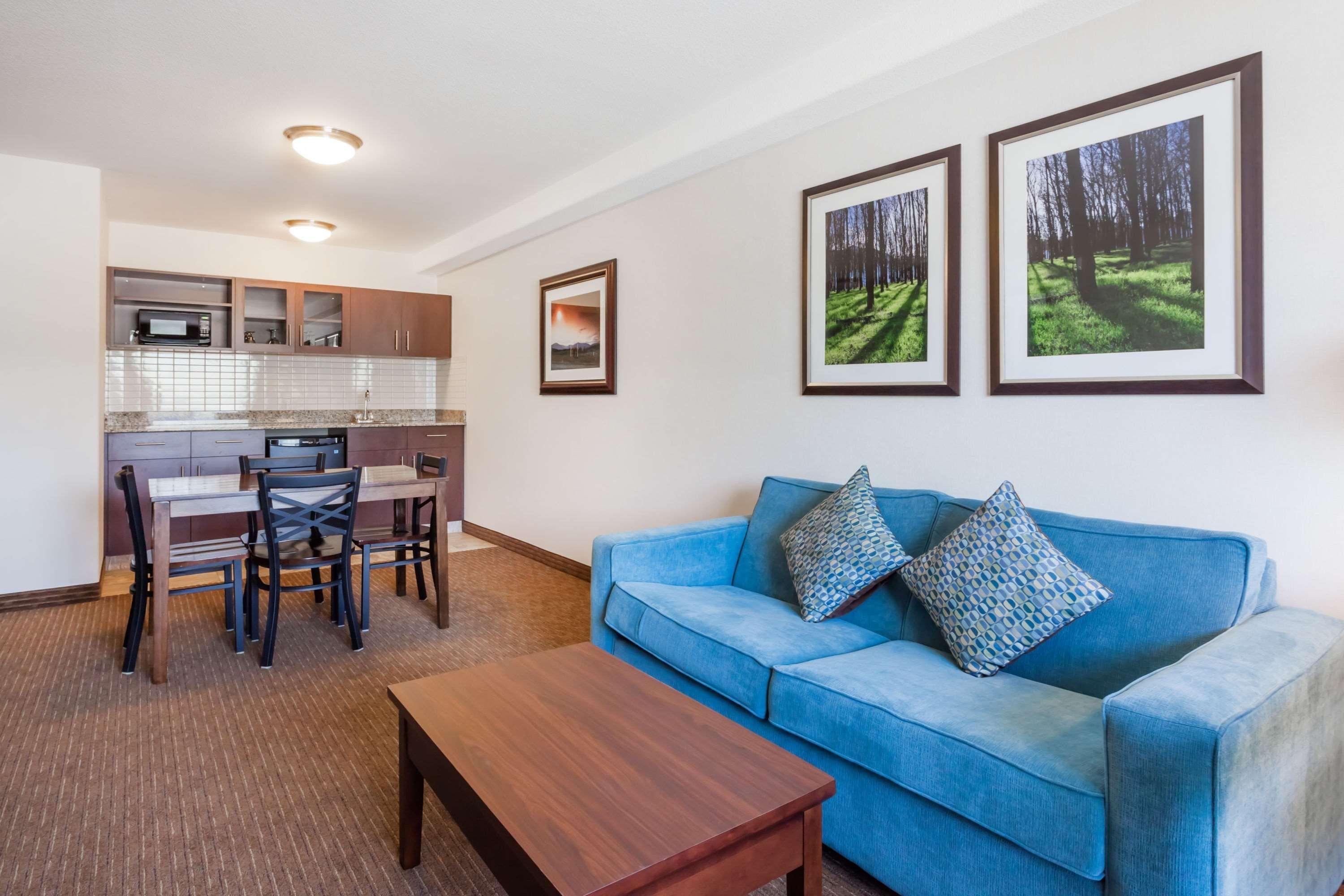 Ramada By Wyndham Creston Hotel Екстериор снимка