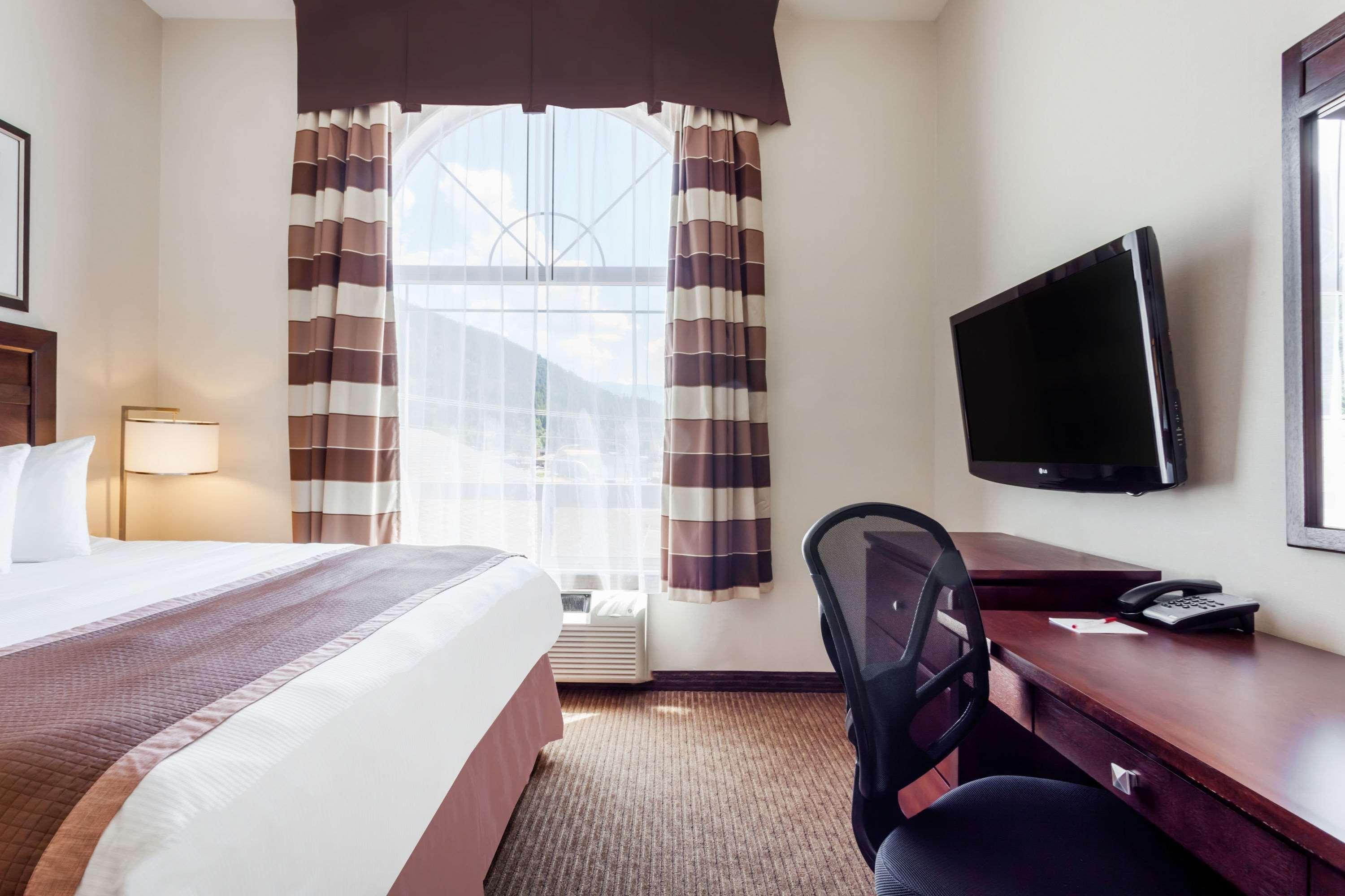 Ramada By Wyndham Creston Hotel Екстериор снимка