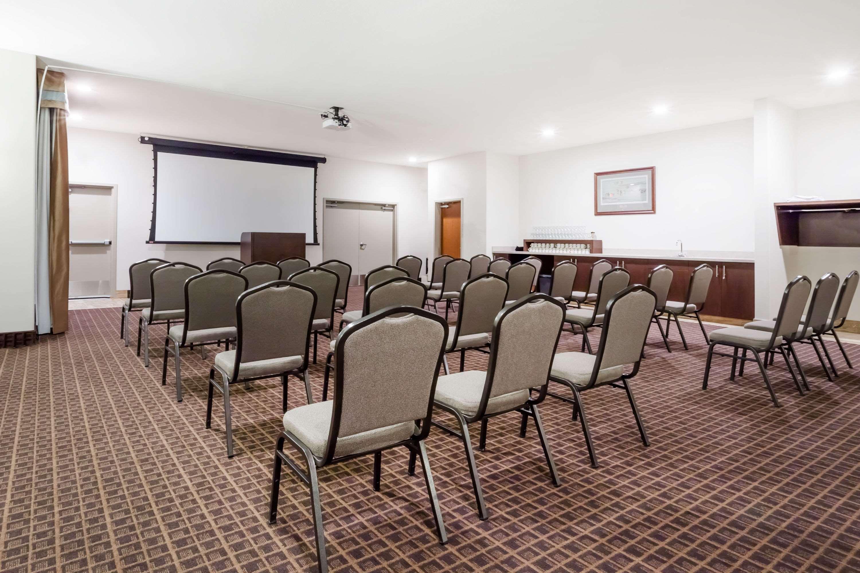 Ramada By Wyndham Creston Hotel Екстериор снимка