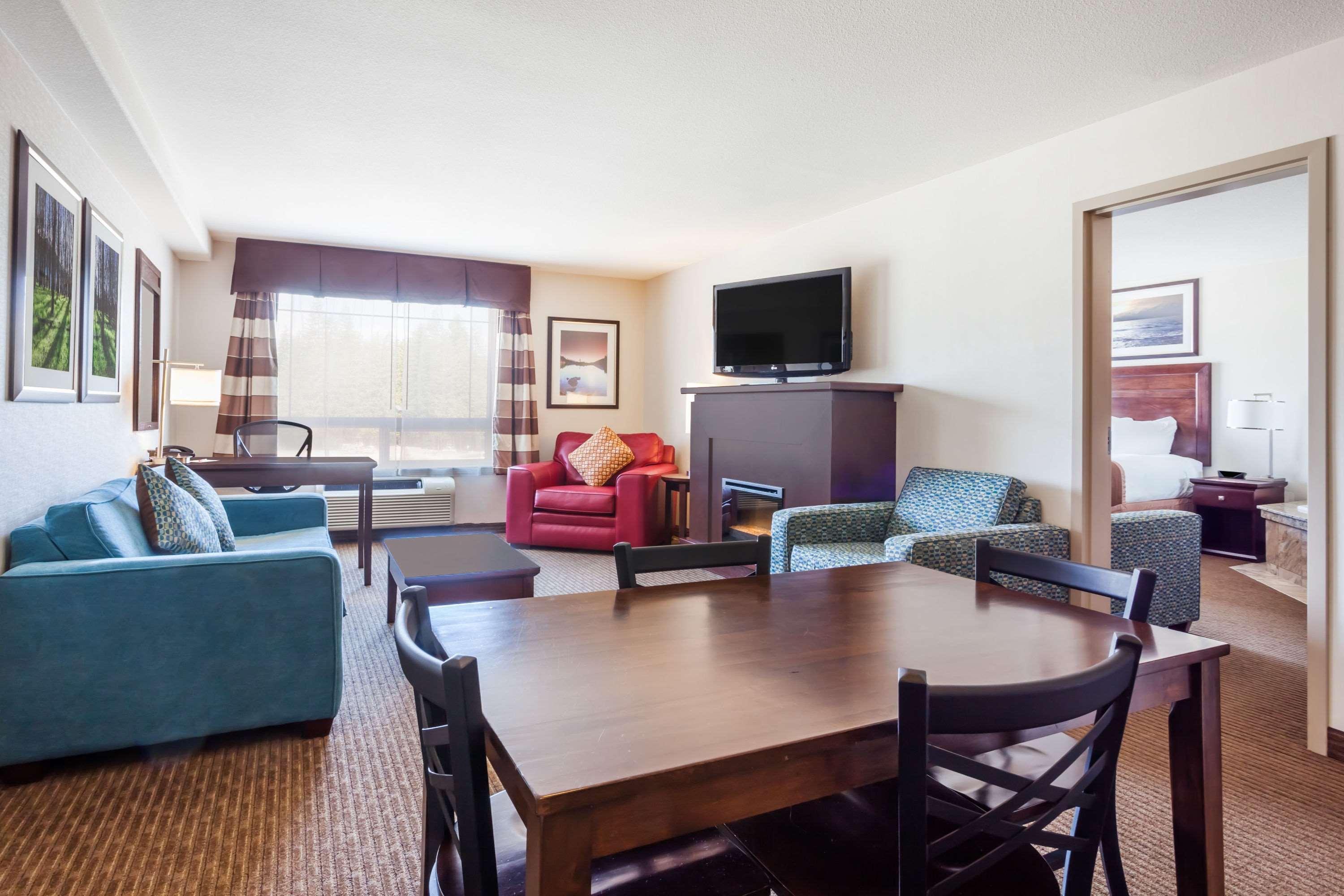 Ramada By Wyndham Creston Hotel Екстериор снимка