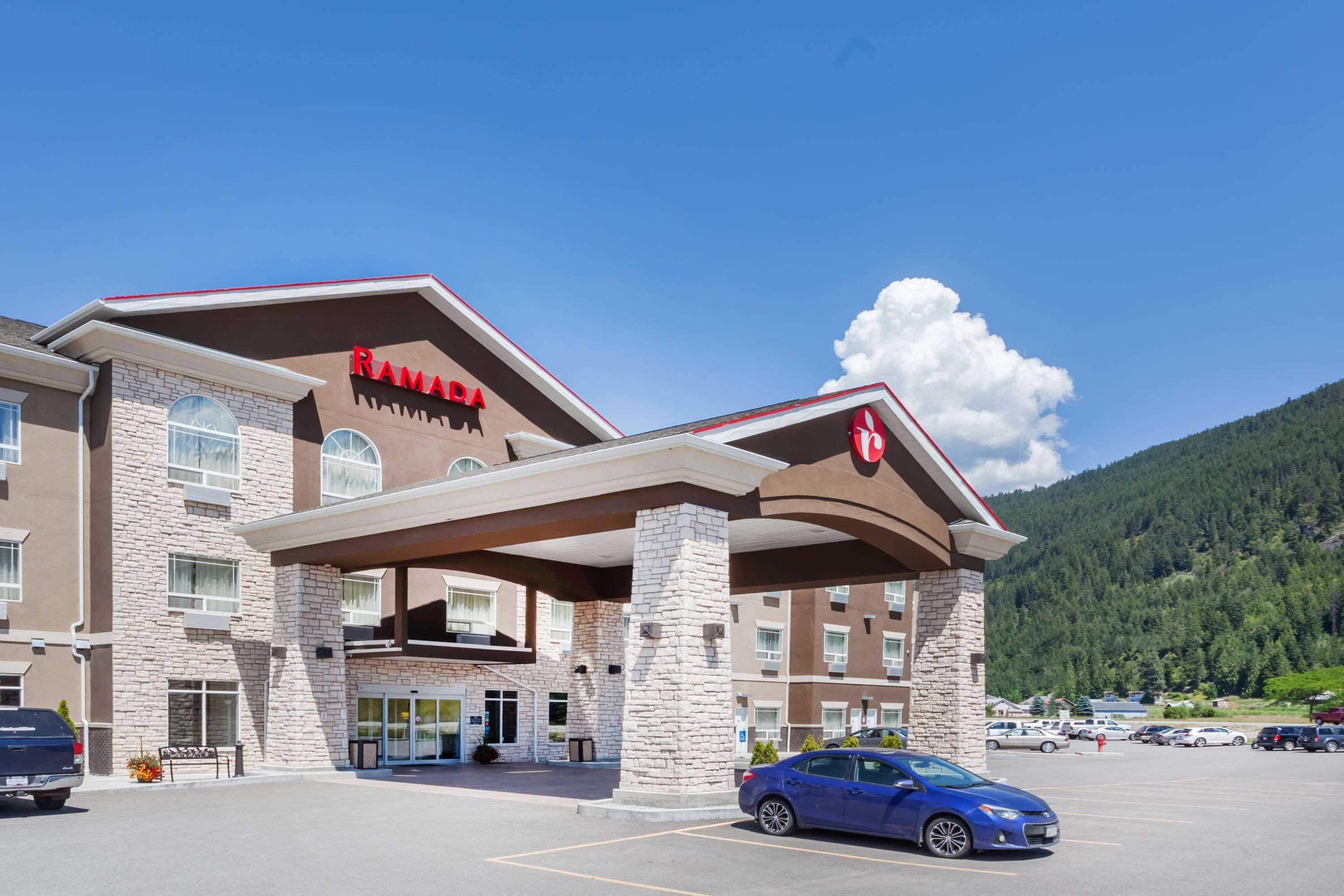 Ramada By Wyndham Creston Hotel Екстериор снимка