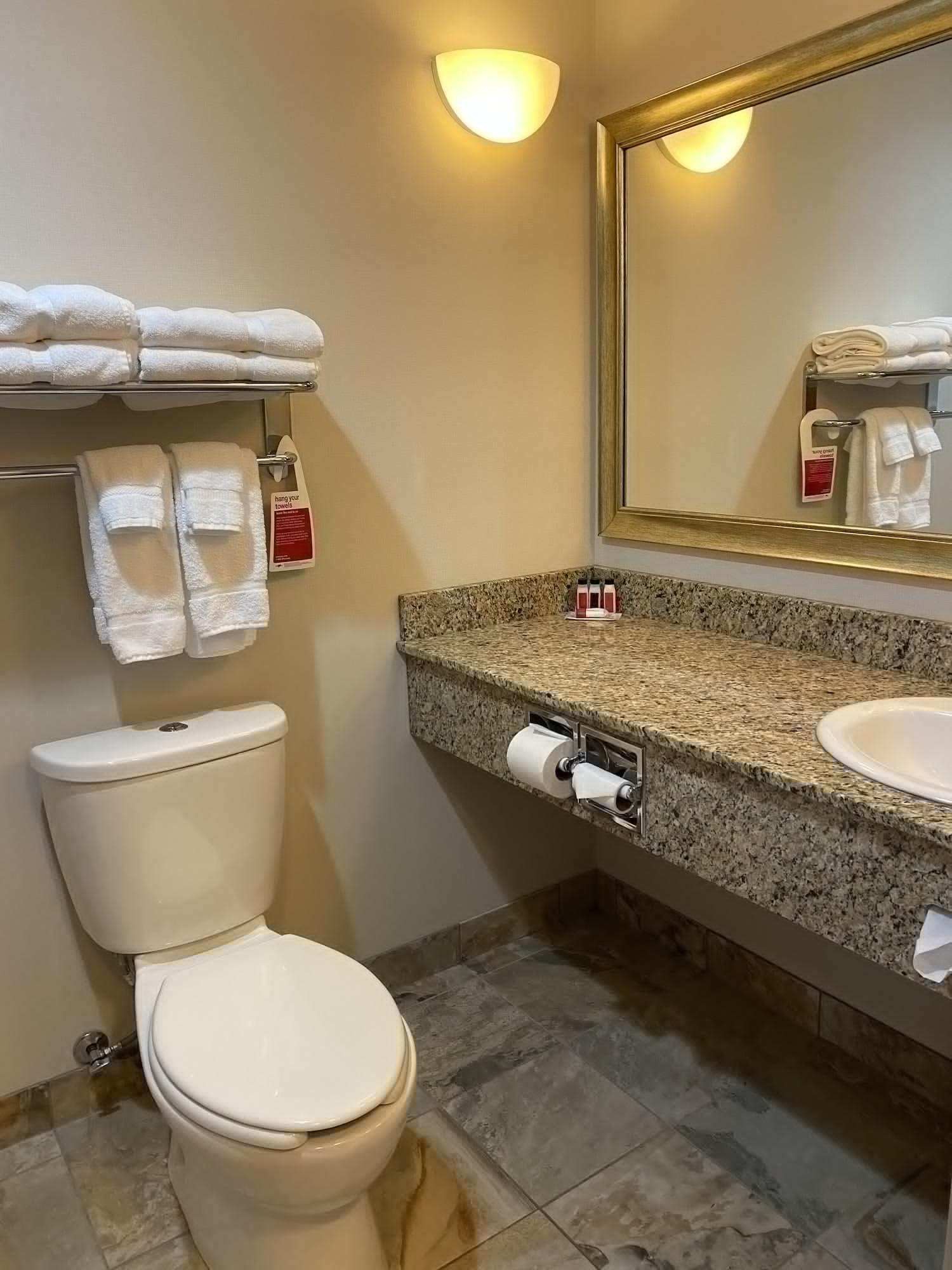 Ramada By Wyndham Creston Hotel Екстериор снимка