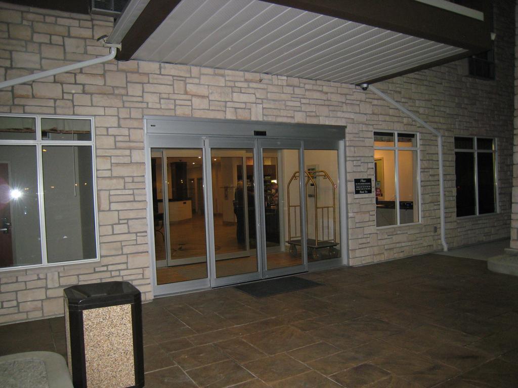 Ramada By Wyndham Creston Hotel Екстериор снимка