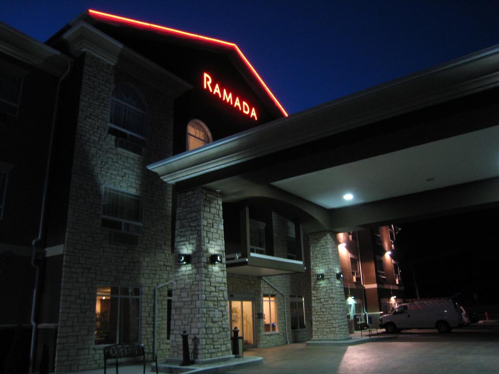Ramada By Wyndham Creston Hotel Екстериор снимка