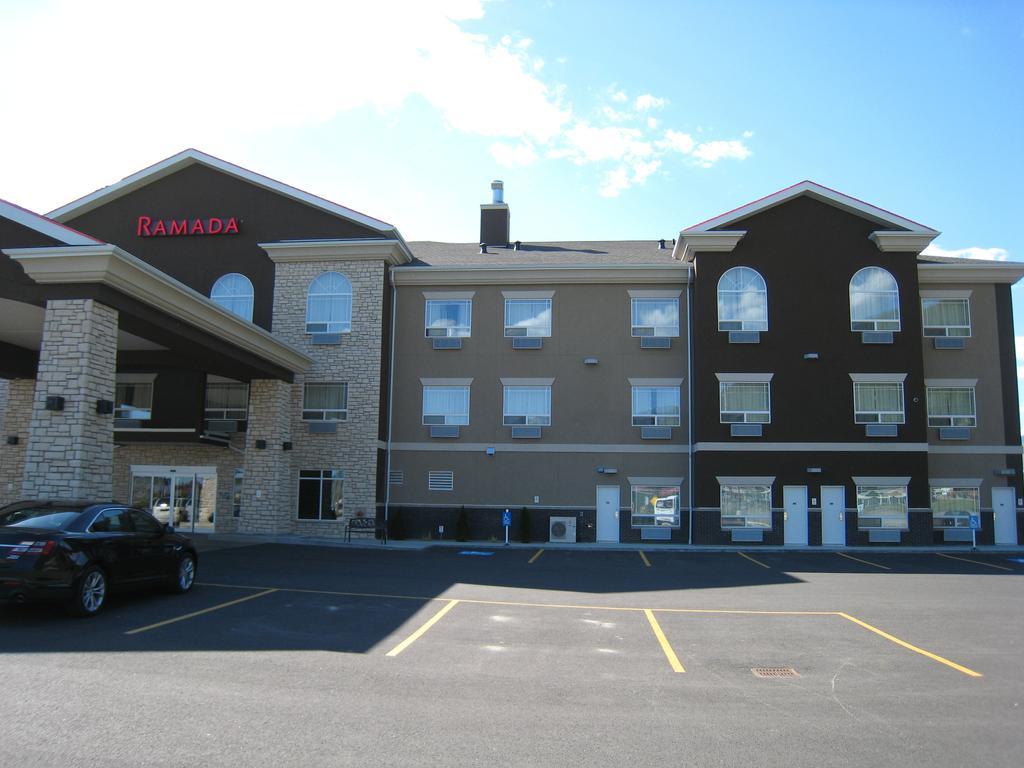 Ramada By Wyndham Creston Hotel Екстериор снимка