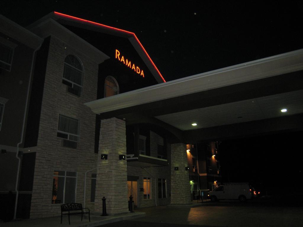 Ramada By Wyndham Creston Hotel Екстериор снимка