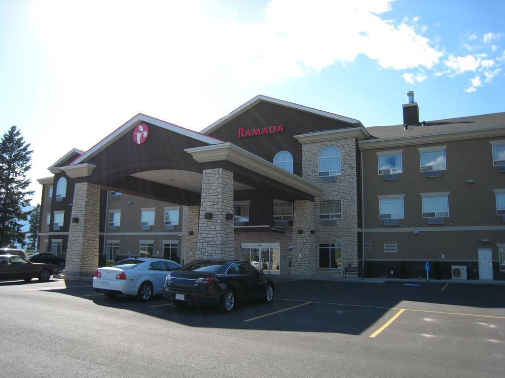 Ramada By Wyndham Creston Hotel Екстериор снимка