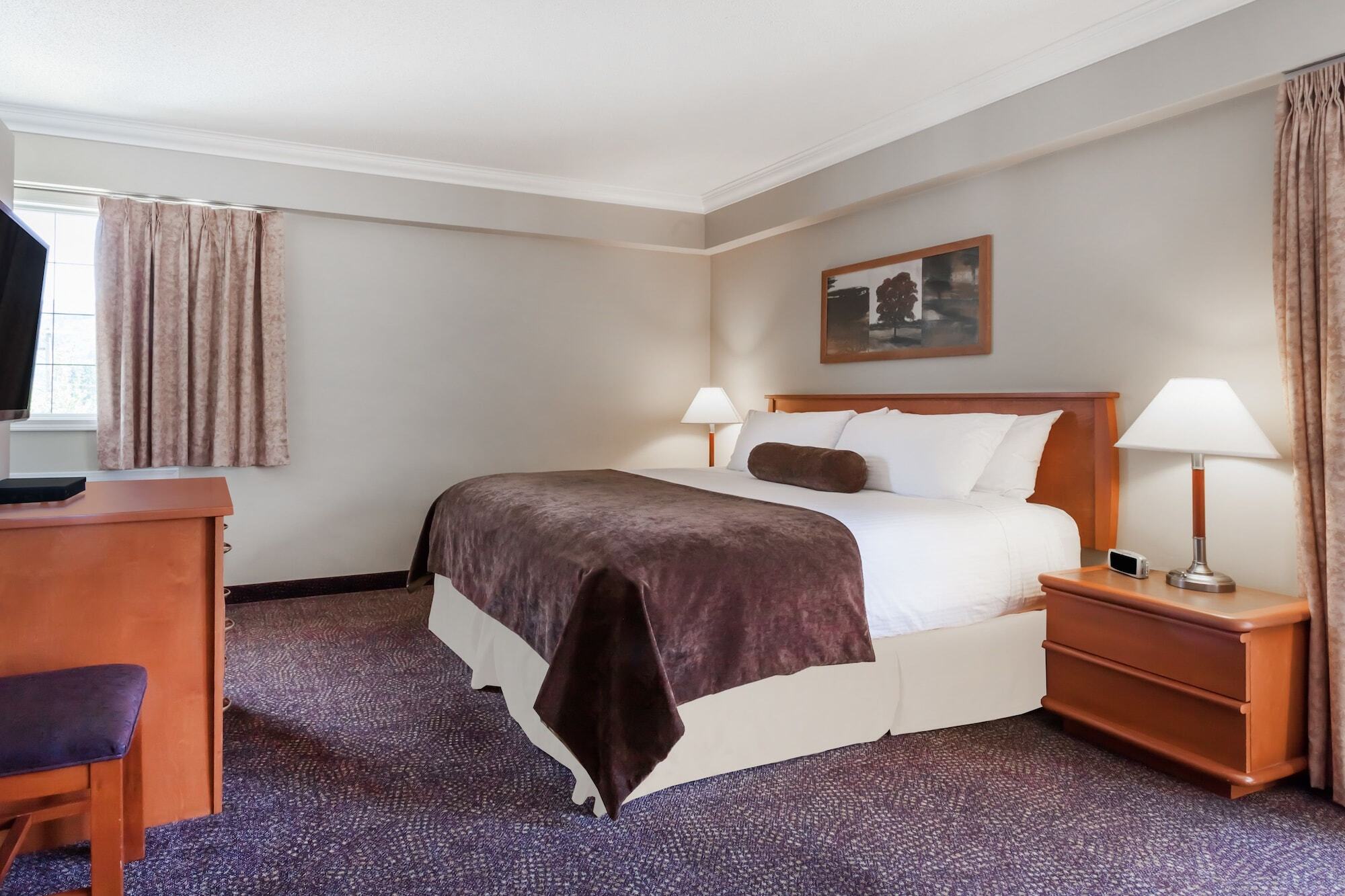 Ramada By Wyndham Creston Hotel Екстериор снимка