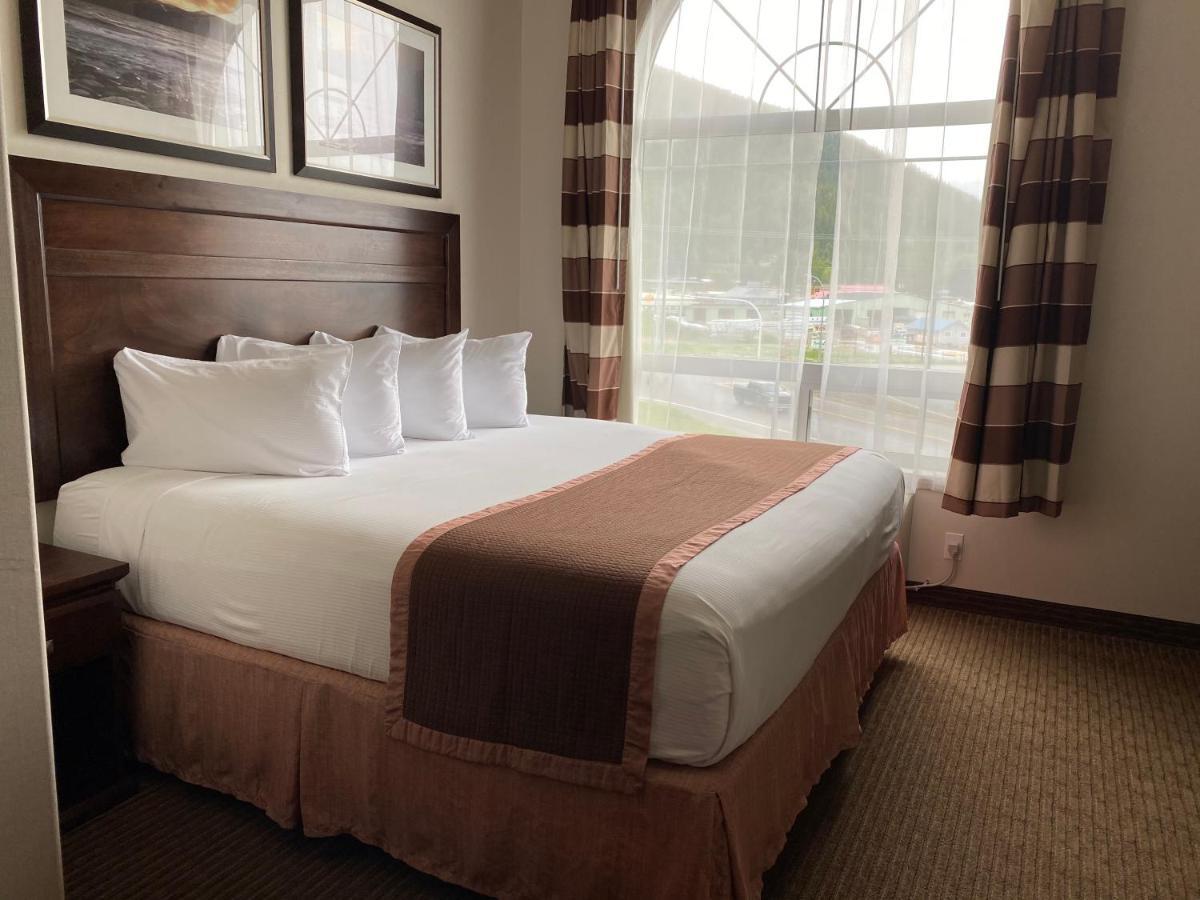Ramada By Wyndham Creston Hotel Екстериор снимка